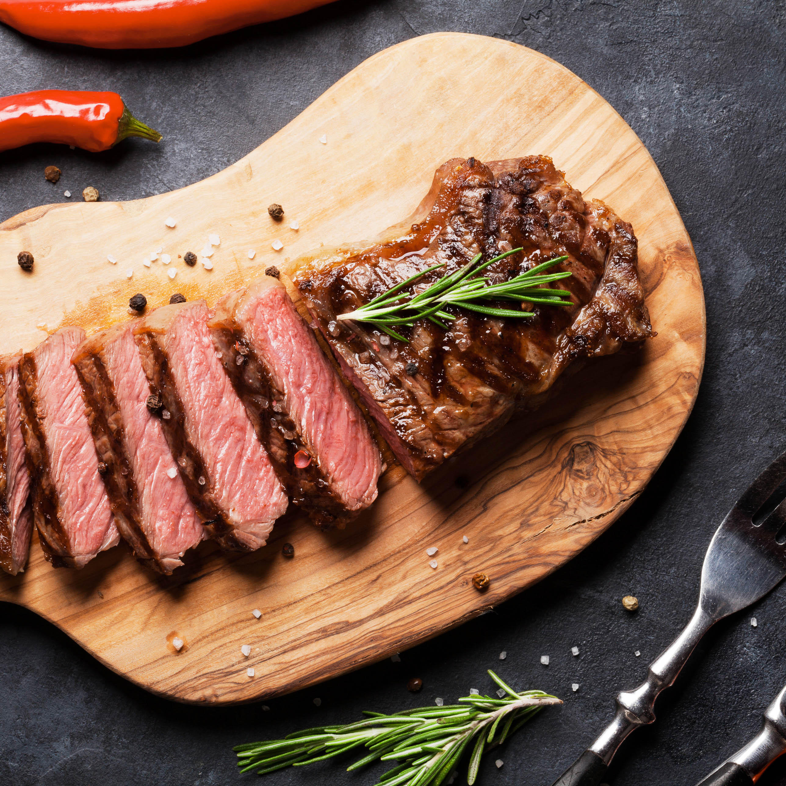 Рибай телятина. Говядина стейк рибай. Рибай тибон томагавк. Стейк медиум рейр. Мясо готовое.